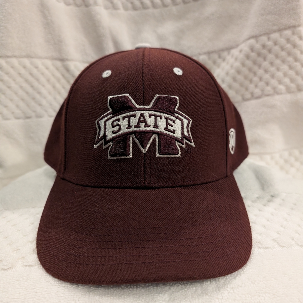 NWOT, Top of the World Mississippi State Fitted Hat. Size 7 7/8